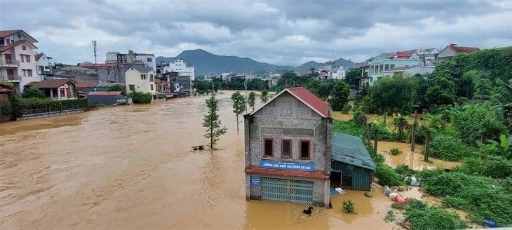 Nhà cửa bị ngập lụt nghiêm trọng do bão và mưa lớn, minh chứng cho tác động của biến đổi khí hậu
