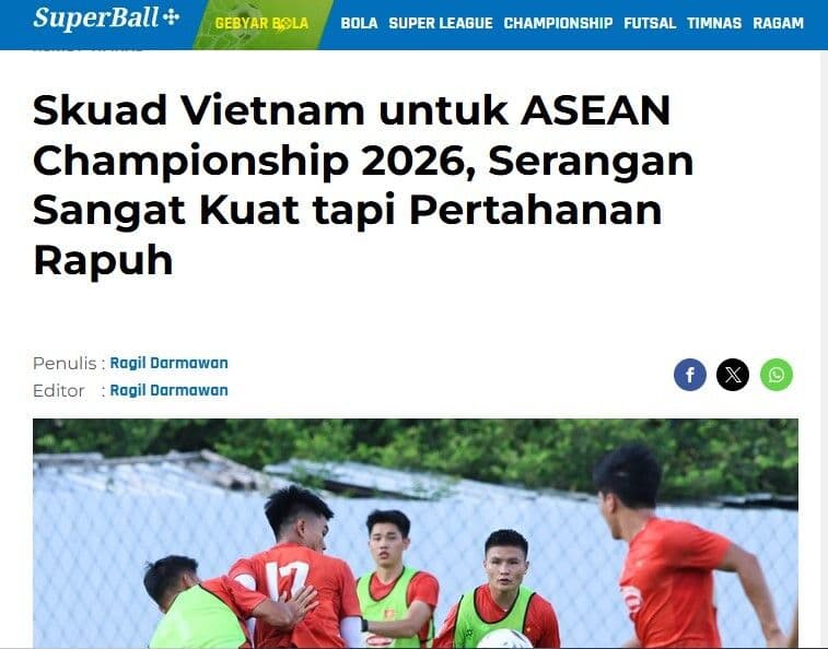 Ảnh chụp màn hình bài báo của tờ Super Ball Indonesia chỉ ra hàng thủ yếu của đội tuyển Việt Nam.