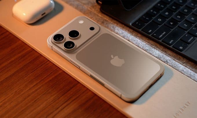 Ảnh dựng iPhone 17 Pro Max với cụm camera hình chữ nhật mới và mặt lưng độc đáo.