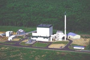 Nhà máy công nghiệp hiện đại với ống khói cao, tượng trưng cho công nghệ xanh và phát triển bền vững trong ngành thép.