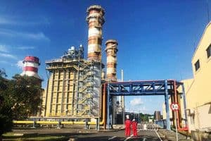 Nhà máy công nghiệp với ống khói và đường ống, biểu trưng cho các dự án hạ tầng kỹ thuật của TP. Hồ Chí Minh.