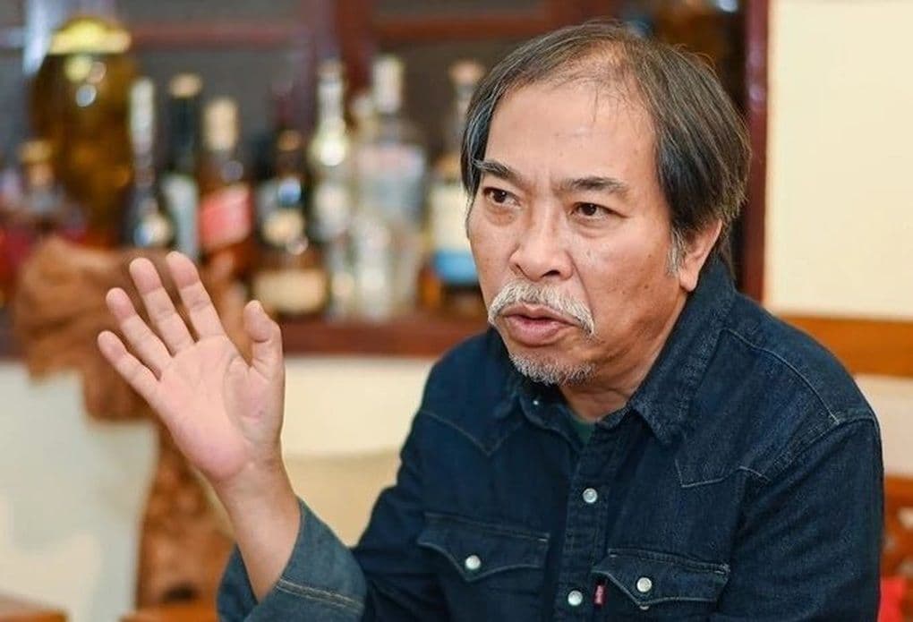 Nhà thơ Nguyễn Quang Thiều trong một buổi làm việc, thể hiện vai trò quản lý.