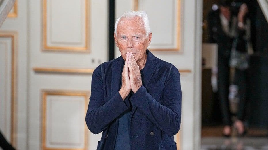 Nhà thiết kế Giorgio Armani tại Tuần lễ Thời trang Paris, thể hiện di sản và ảnh hưởng bền vững của ông.