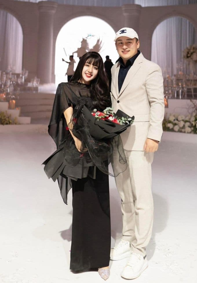 Nhà thiết kế Phạm Đăng Anh Thư và bạn trai Hoa Ngọc Phong tại một sự kiện.