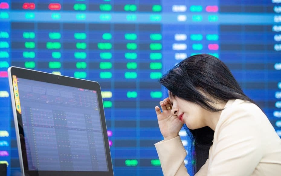 Nhà đầu tư phân tích biểu đồ chứng khoán, quan tâm đến triển vọng cổ phiếu ngành thép như HSG.