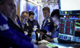 Nhà đầu tư toàn cầu theo dõi thị trường trái phiếu chính phủ, phản ánh biến động kinh tế vĩ mô.