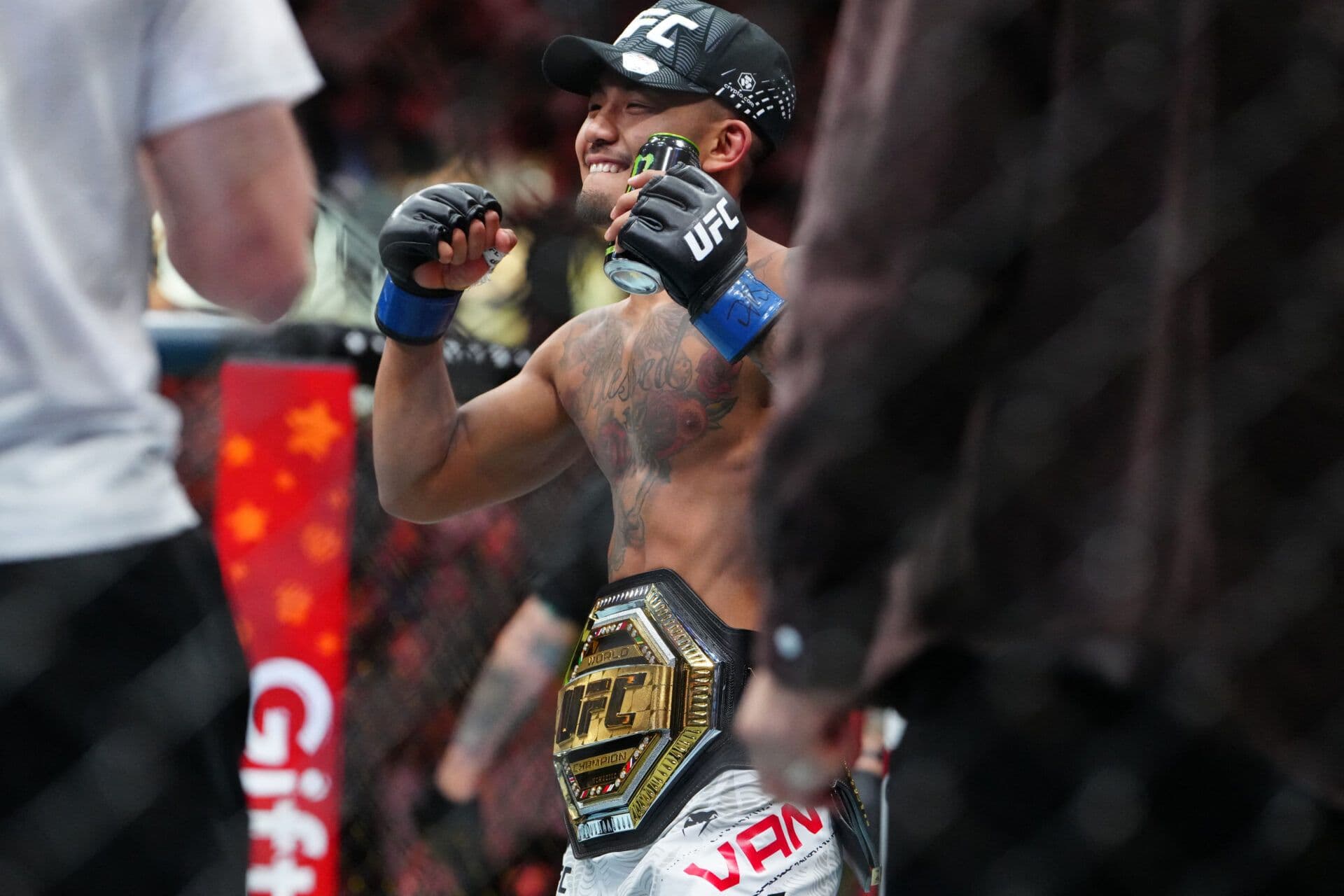 Nhà vô địch hạng ruồi Joshua Van với đai vô địch UFC, biểu tượng của di sản