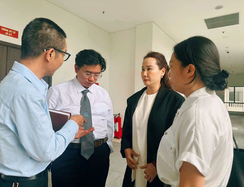 Nhạc sĩ Giáng Son và Nguyễn Vĩnh Tiến cùng luật sư thảo luận bên ngoài phiên tòa về vụ kiện bản quyền "Giấc mơ trưa".