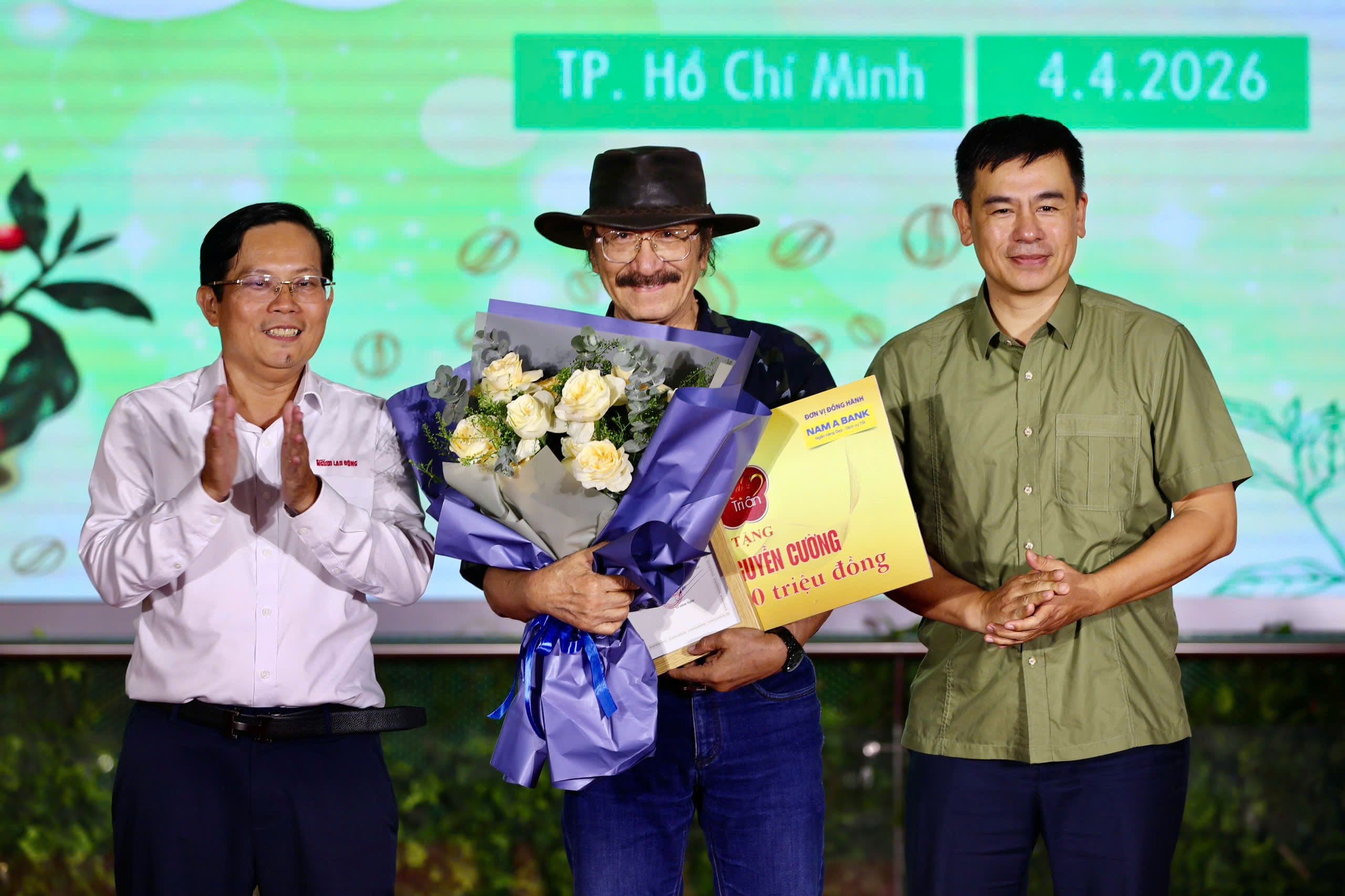 Nhạc sĩ Nguyễn Cường nhận giải Mai Vàng tri ân tại Lễ hội Cà phê - Trà Việt, cùng với NSND Phượng Loan.