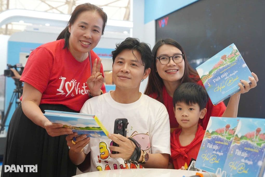 Nhạc sĩ Nguyễn Văn Chung giao lưu cùng gia đình và trẻ em, tượng trưng cho kho tàng ca khúc thiếu nhi.