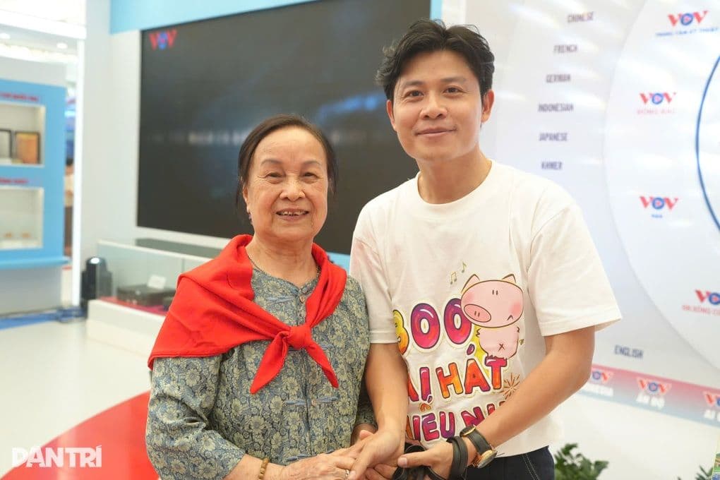 Nhạc sĩ Nguyễn Văn Chung với áo in '300 bài hát thiếu nhi' tại Đài Tiếng nói Việt Nam.