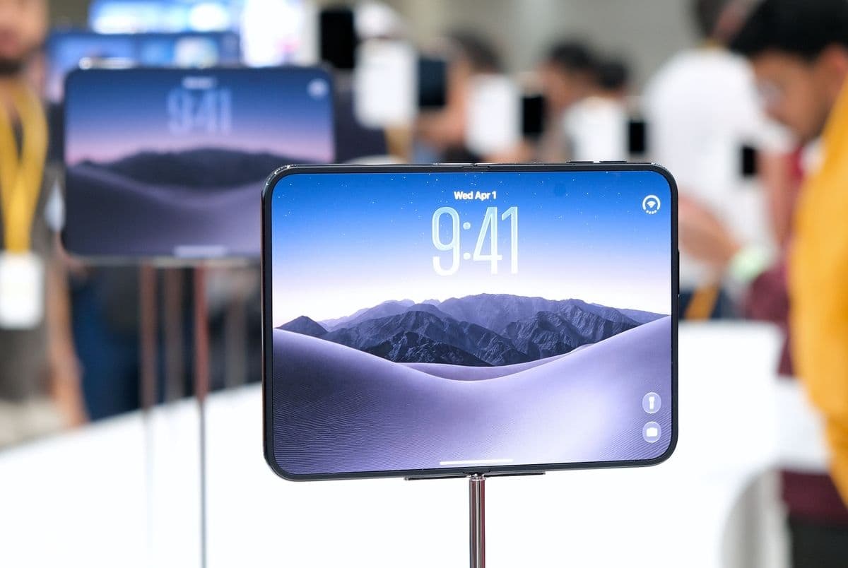 Nhiều chiếc iPhone Duo được trưng bày trên giá đỡ, nhấn mạnh vị thế sản phẩm cao cấp
