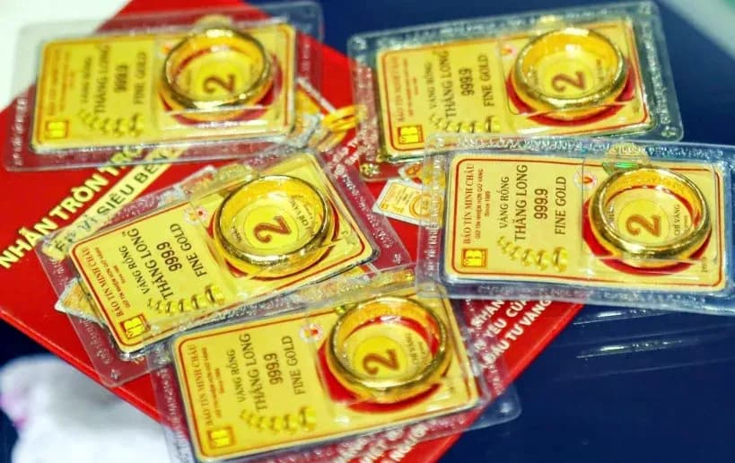 Nhiều chiếc nhẫn vàng 999.9 được đóng gói cẩn thận, tượng trưng cho các sản phẩm đầu tư vàng mà nhà đầu tư đang cân nhắc.