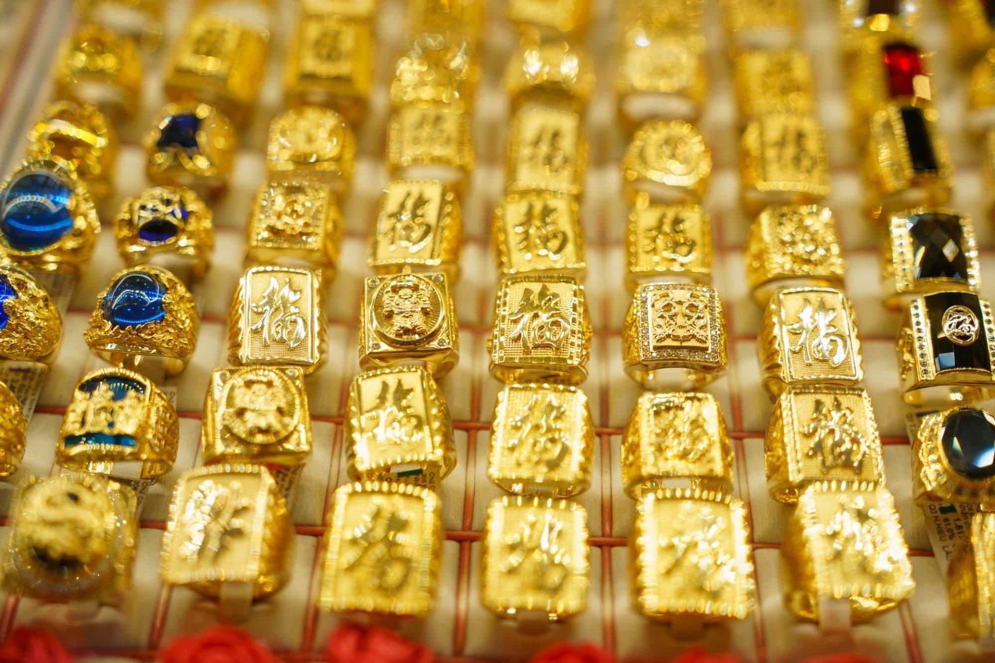 Nhiều chiếc nhẫn vàng được trưng bày, thể hiện sự đa dạng của sản phẩm vàng trong bối cảnh vai trò hầm trú ẩn của vàng thay đổi