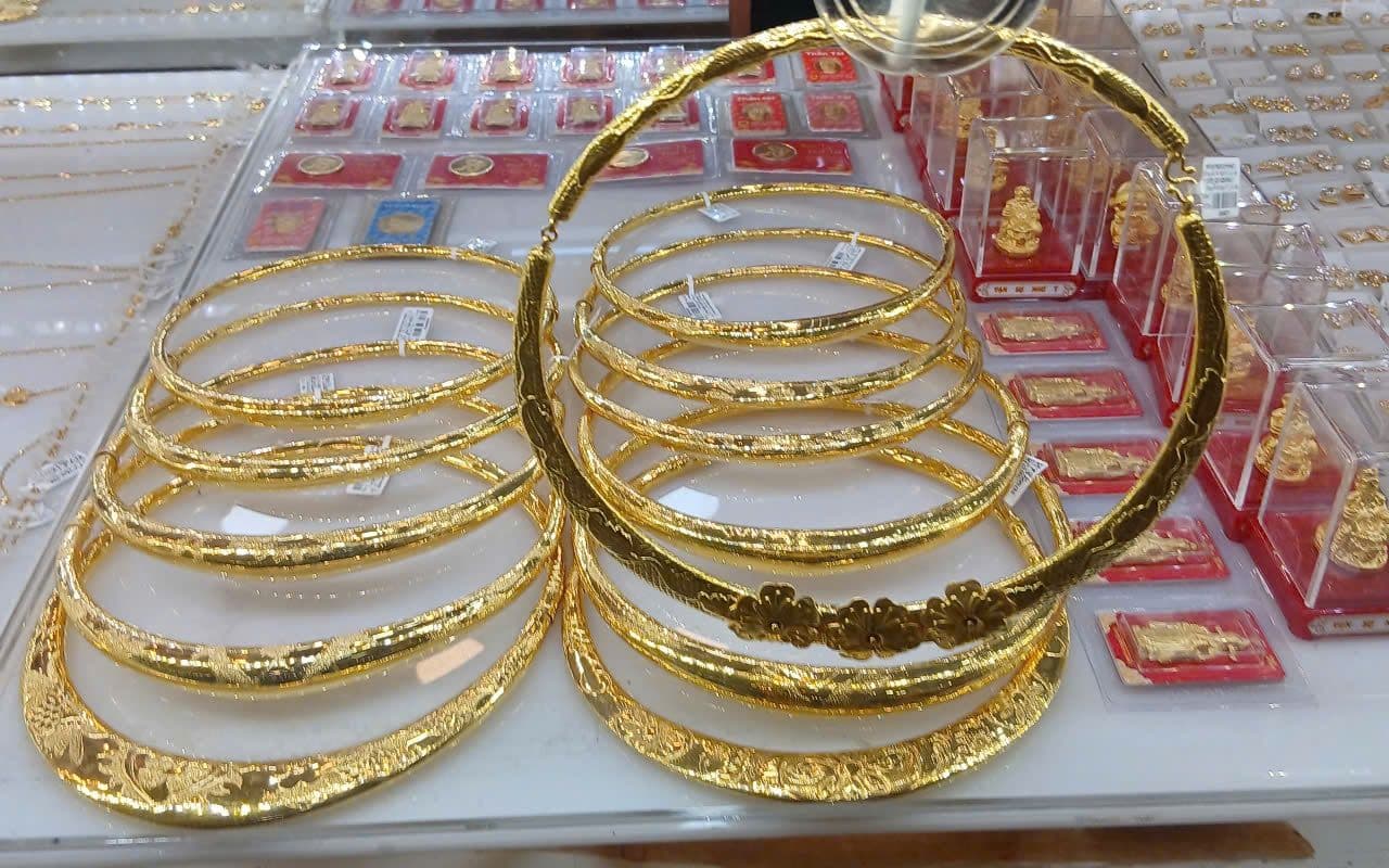 Nhiều chiếc vòng cổ và trang sức vàng được trưng bày, tượng trưng cho giá trị của kim loại quý khi giá vàng thế giới đạt mốc lịch sử.