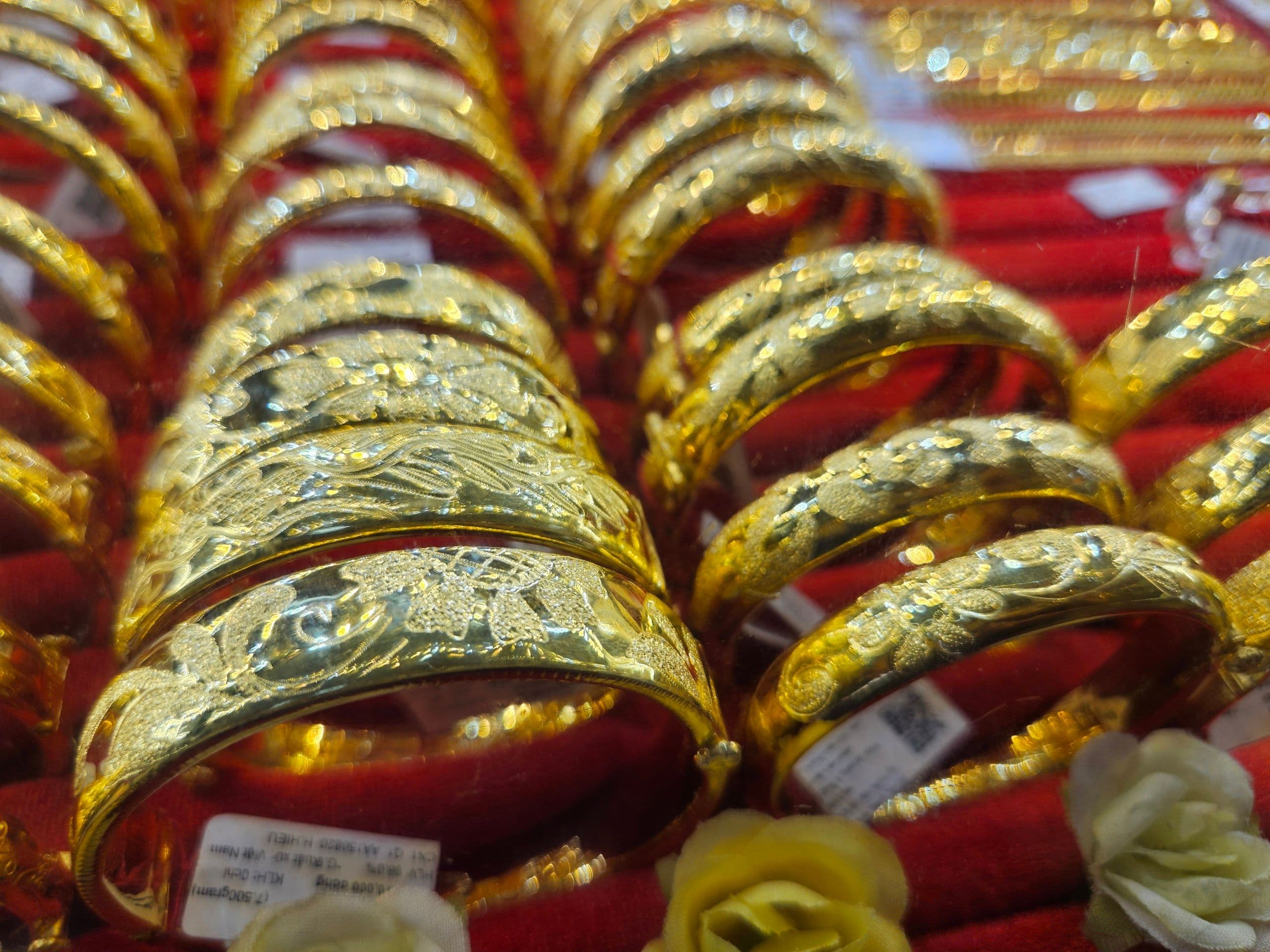 Nhiều chiếc vòng vàng nhẫn được trưng bày, loại vàng cũng chịu ảnh hưởng từ làn sóng bán tháo.