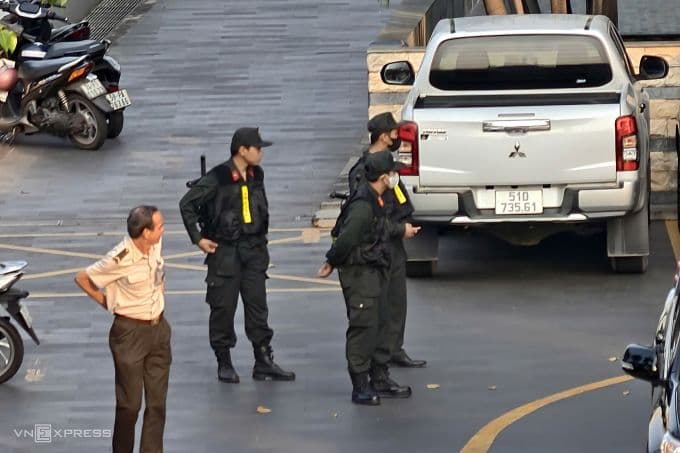 Nhiều công an xuất hiện tại trụ sở Tổng công ty Cảng hàng không Việt Nam (ACV) trên đường Trường Sơn, TP.HCM, trong vụ bắt giữ lãnh đạo.