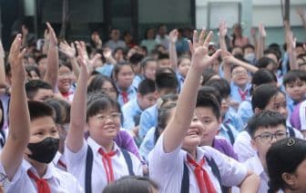 Nhiều học sinh giơ tay trong lớp học, thể hiện sự tham gia tích cực và khao khát tìm kiếm kiến thức, phản ánh giá trị cốt lõi của tin tức.