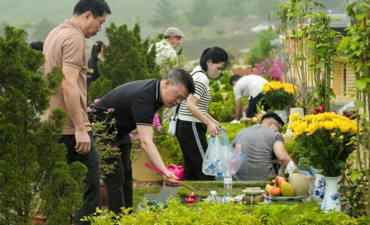 Nhiều người đang dọn dẹp, chăm sóc mộ phần tổ tiên trong dịp Thanh Minh.