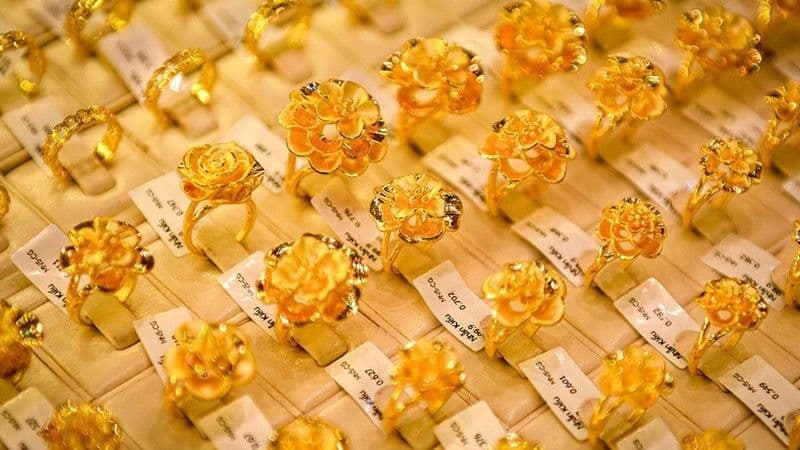 Nhiều nhẫn vàng cưới được trưng bày trong cửa hàng, phản ánh văn hóa vàng và tâm lý tích trữ của người Việt.
