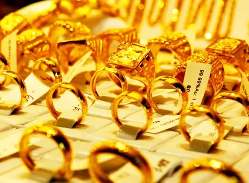 Nhiều nhẫn vàng và miếng vàng SJC trên khay trưng bày, tượng trưng cho thị trường vàng nội địa.