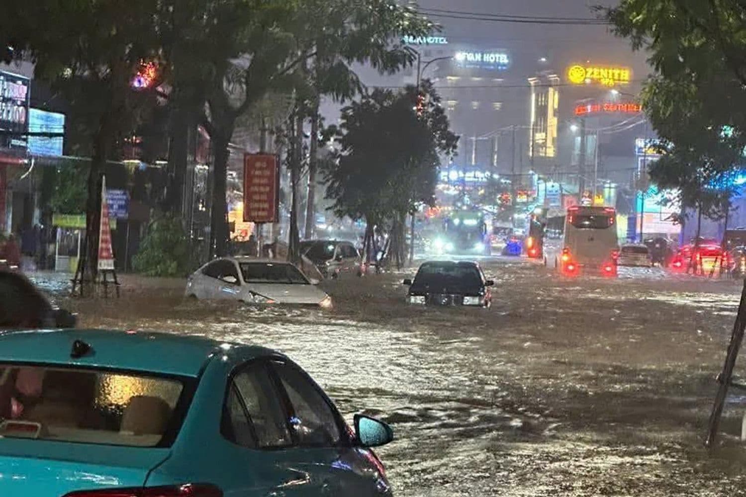 Nhiều ô tô bị mắc kẹt trên đường phố ngập sâu ở Phú Quốc sau trận mưa lớn, minh họa nguy cơ ngập úng đô thị ở miền Nam.