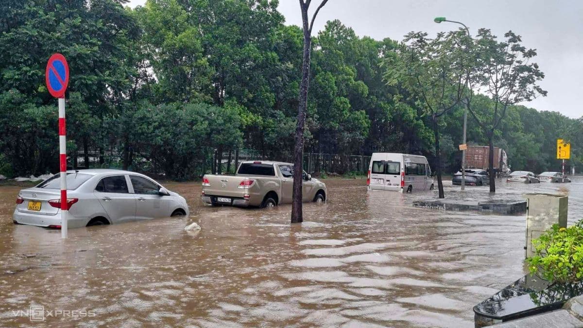 Nhiều ô tô bị ngập nước và mắc kẹt trên đường phố Hà Nội, cho thấy thách thức của hạ tầng đô thị trước mưa lớn.