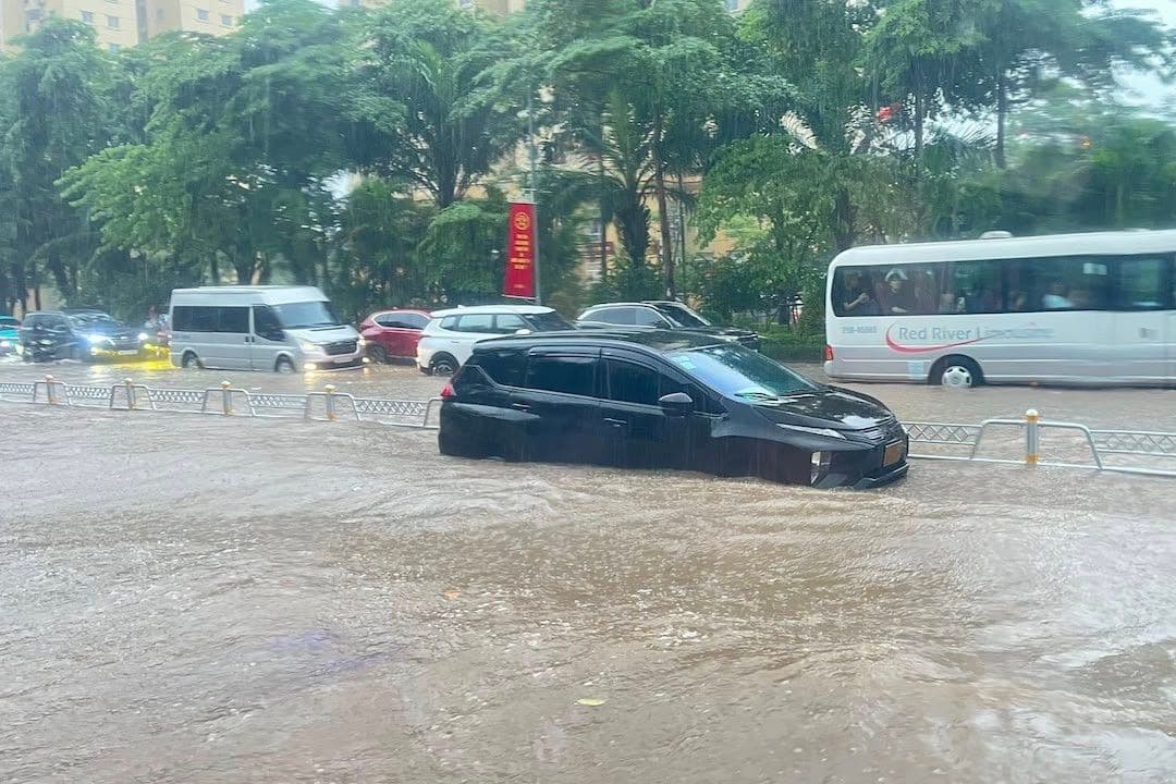 Nhiều ô tô bị ngập sâu trên đường phố Hà Nội, minh họa tình trạng giao thông khó khăn mà VOV Giao Thông giúp cảnh báo.