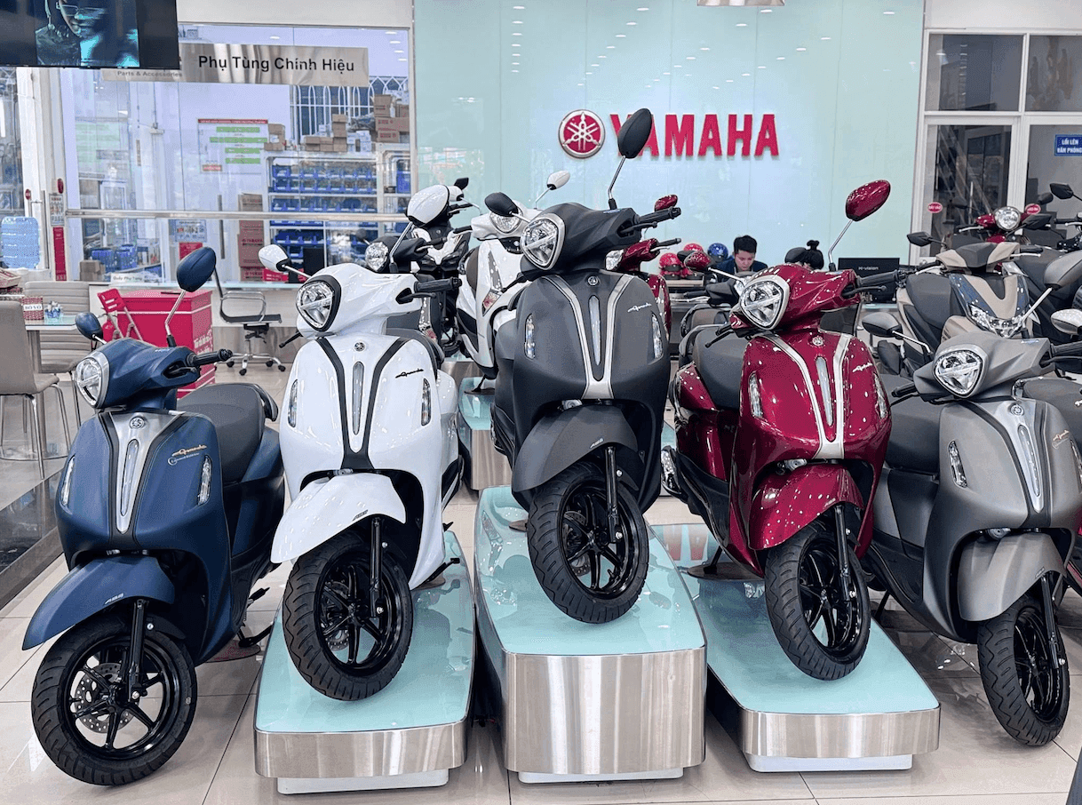 Nhiều xe tay ga Yamaha với các màu sắc khác nhau được trưng bày trong showroom, thể hiện sự đa dạng và phổ biến của xe tay ga trong đời sống đô thị Việt Nam.