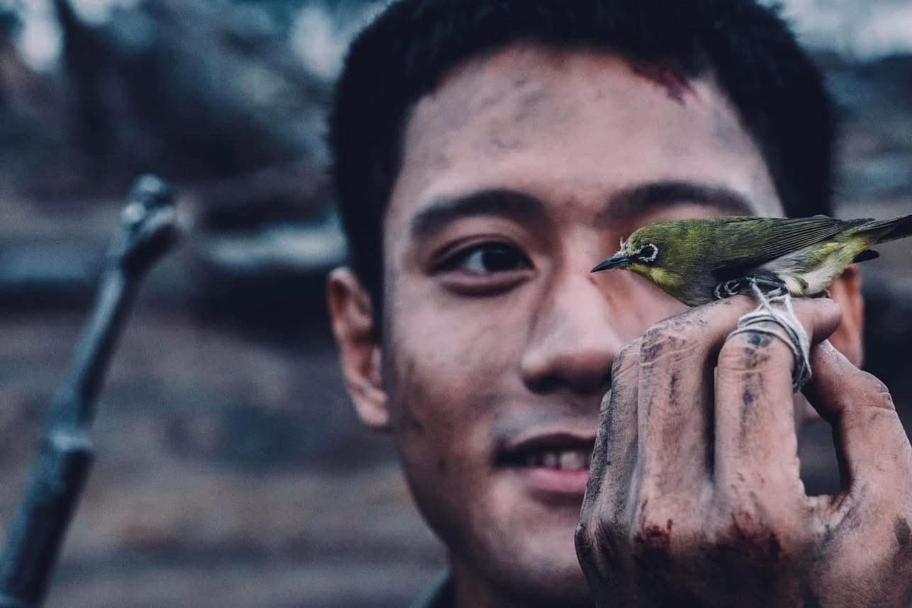 Nhóm binh lính trong phim 'Mưa Đỏ' với vẻ mặt kiên cường, đại diện cho sức mạnh cạnh tranh của phim Việt.