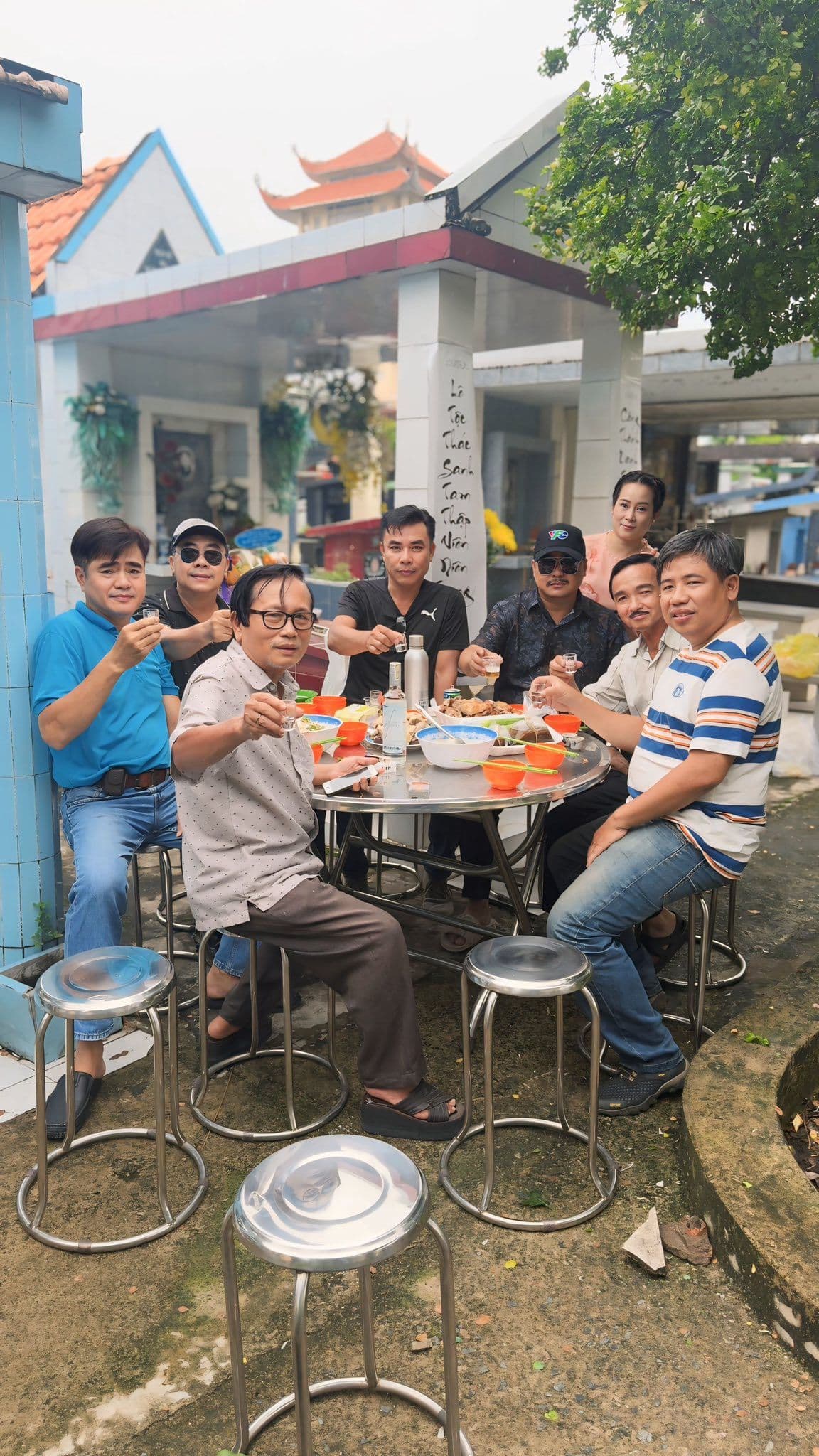 Nhóm bạn thân cùng nhau làm giỗ, nâng ly tưởng nhớ tình huynh đệ với Lê Công Tuấn Anh tại mộ.