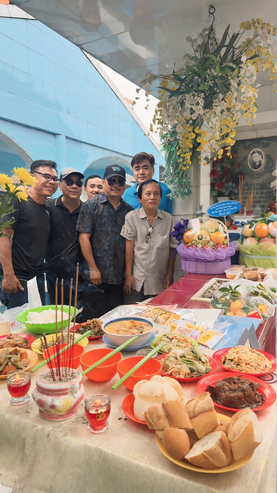 Nhóm bạn thân Phước Sang, Quyền Linh, Lê Tuấn Anh thăm mộ Lê Công Tuấn Anh với nhiều lễ vật.