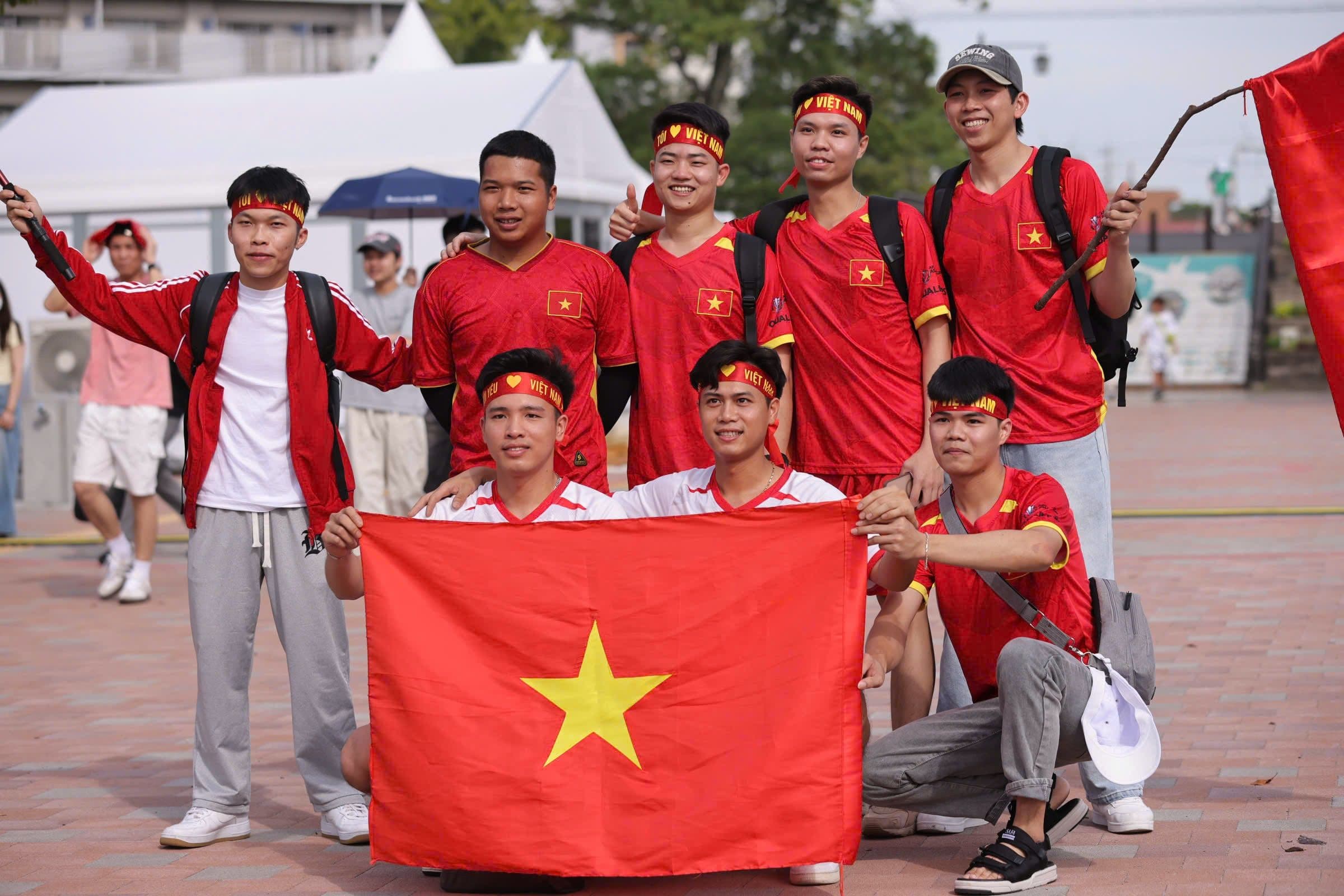 Nhóm cổ động viên trẻ của U23 Việt Nam cầm cờ, thể hiện niềm hy vọng và sự ủng hộ cho tương lai của đội tuyển.