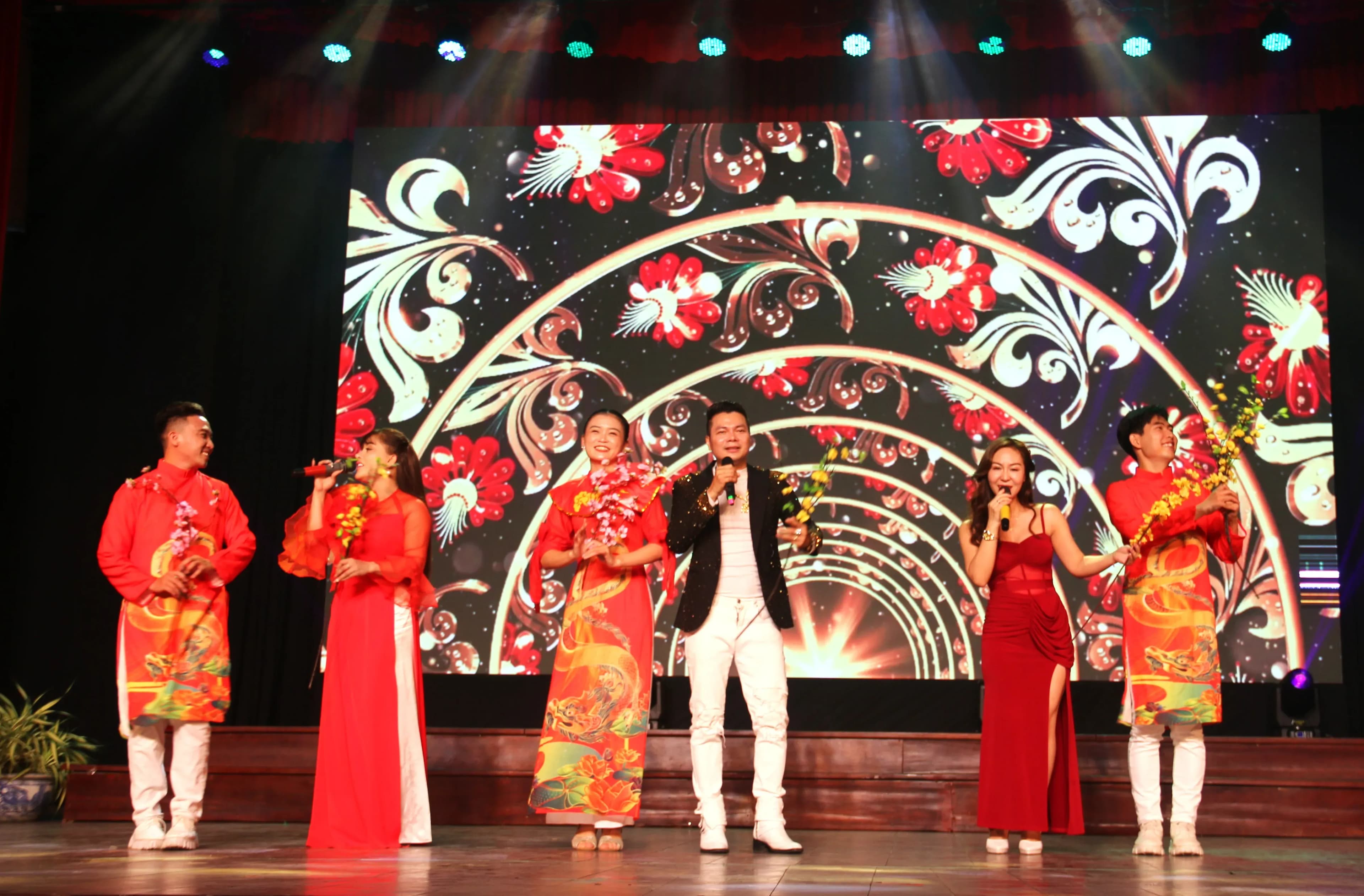 Nhóm ca sĩ trong trang phục áo dài truyền thống biểu diễn trên sân khấu Tết, tượng trưng cho di sản văn hóa nhạc Xuân sống động qua các thế hệ.