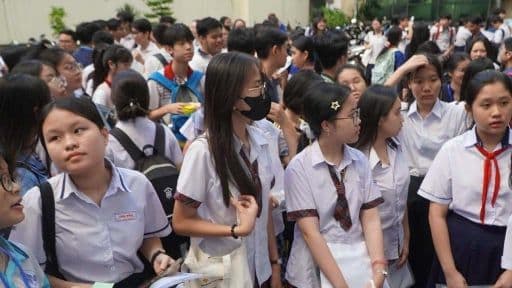 Nhóm học sinh trong môi trường học đường, thể hiện nỗi lo 'biết mà không nói được' khi tiếng Anh giao tiếp bị lấn át bởi ngữ pháp.