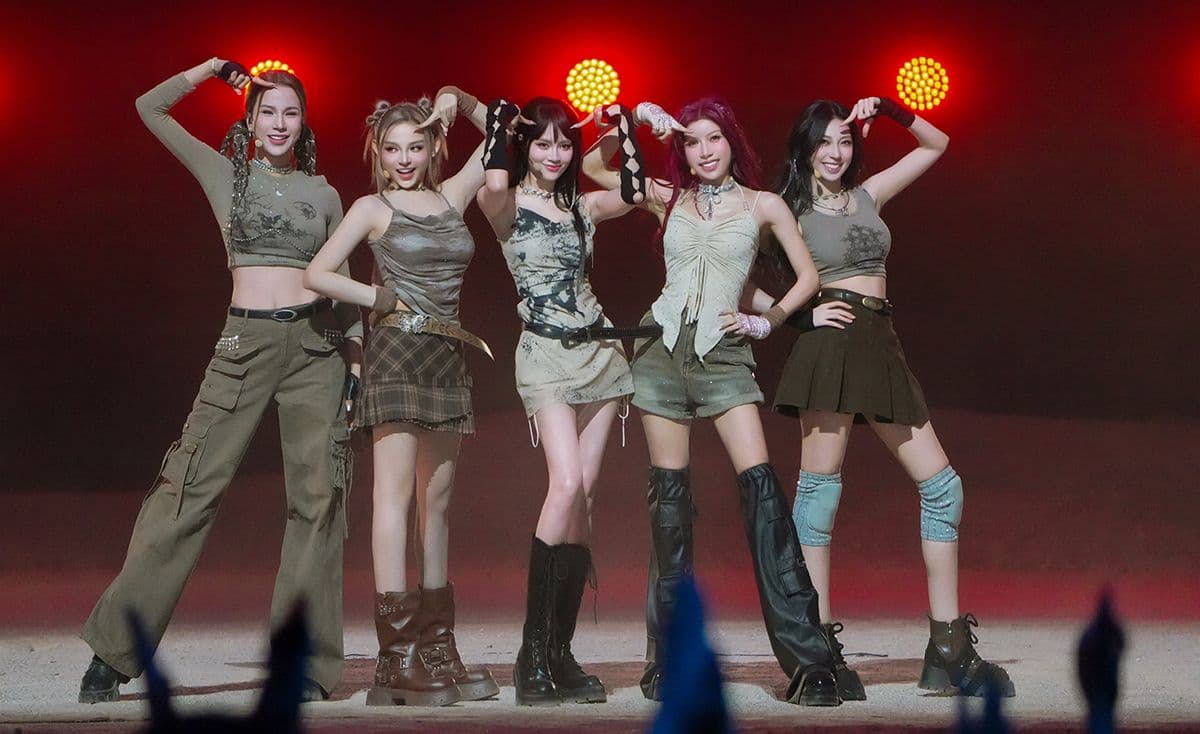 Nhóm LUNAS, bao gồm Trang Pháp, biểu diễn sôi động trên sân khấu 'Đạp Gió' phiên bản Trung Quốc.