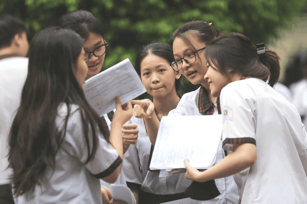 Nhóm nữ sinh thảo luận bài tập, thể hiện sự kết nối và chia sẻ kiến thức