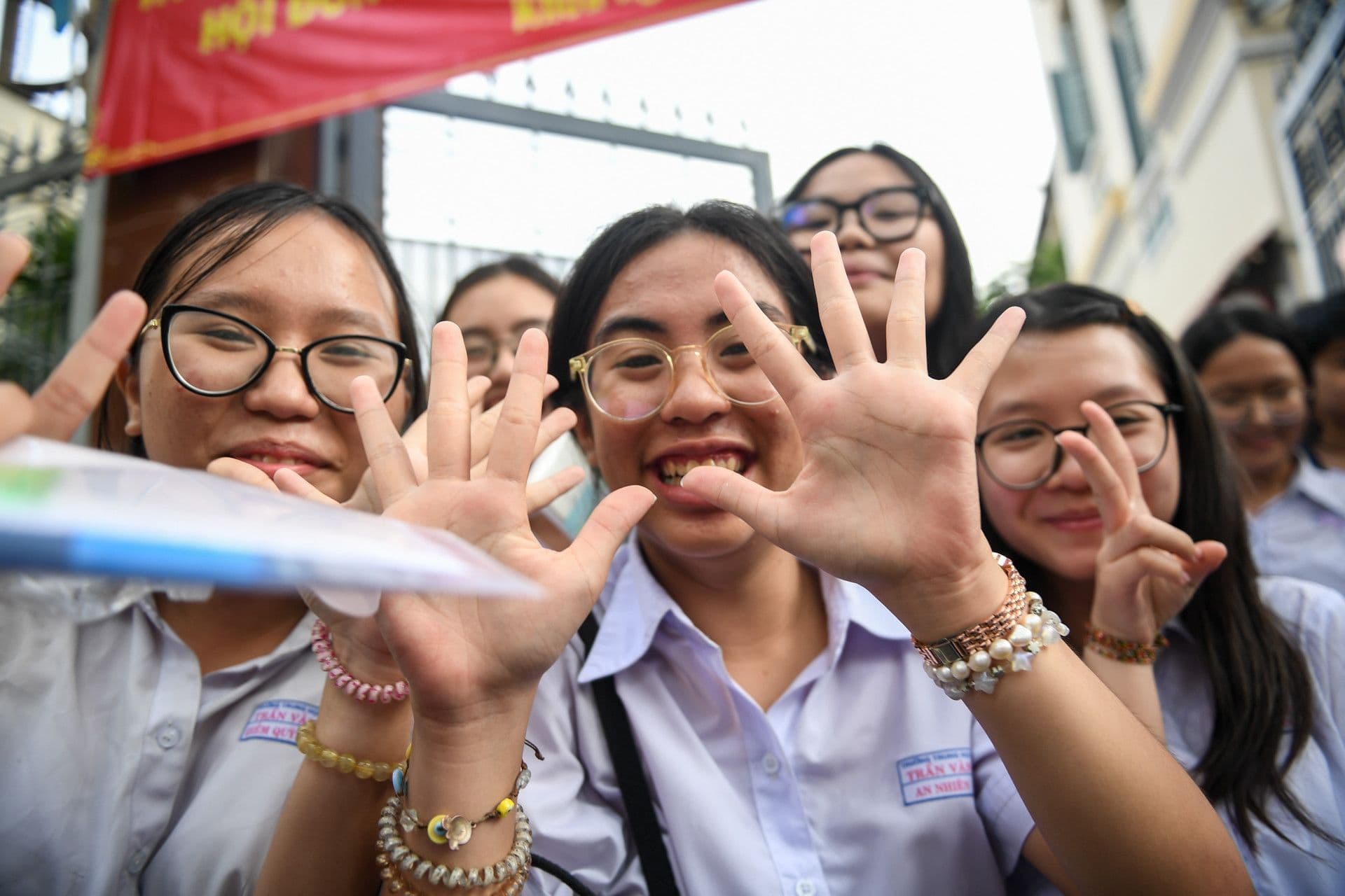 Nhóm nữ sinh TP.HCM tự tin và vui vẻ sau khi hoàn thành bài thi Tiếng Anh lớp 10, kỳ vọng đạt điểm cao.