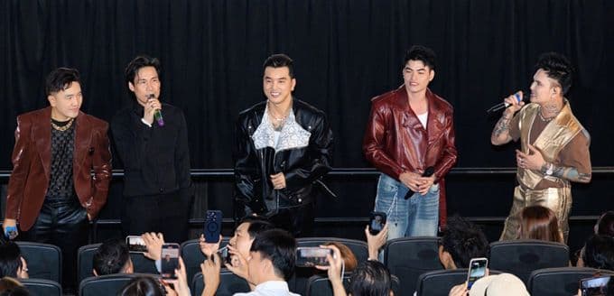 Nhóm Ngũ Hổ Tướng gồm Dương Ngọc Thái, Khánh Phương, Ưng Hoàng Phúc, Lưu Hưng, Lâm Chấn Huy tại sự kiện ra mắt sản phẩm chung.