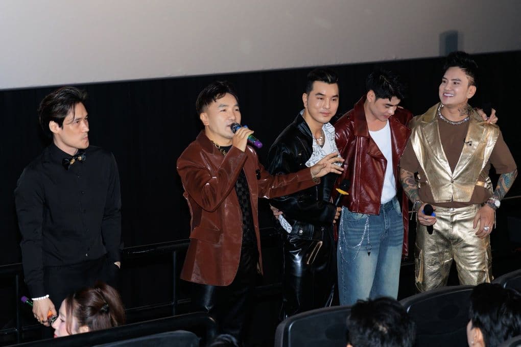 Nhóm Ngũ Hổ Tướng trên sân khấu, đối mặt với bài học về danh tiếng và sự minh bạch sau scandal quảng cáo cá độ.