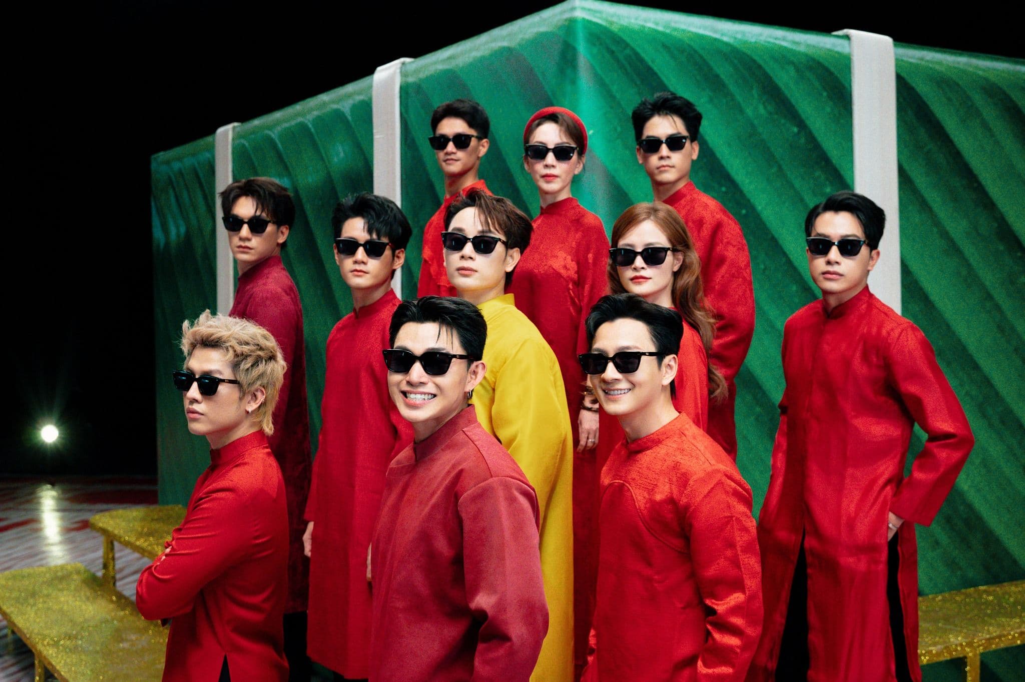 Nhóm nghệ sĩ trẻ Việt Nam trong trang phục áo dài cách tân và kính râm, tạo dáng chuyên nghiệp, thể hiện sự đổi mới trong phối khí và đa dạng thể loại của nhạc Xuân hiện đại.