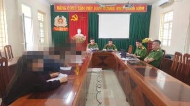 Nhóm người bị xử phạt vì hành vi phản cảm, thể hiện hậu quả của việc vi phạm chuẩn mực.