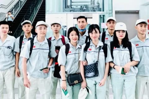 Nhóm người lao động trẻ Việt Nam với hy vọng đổi đời từ vé số