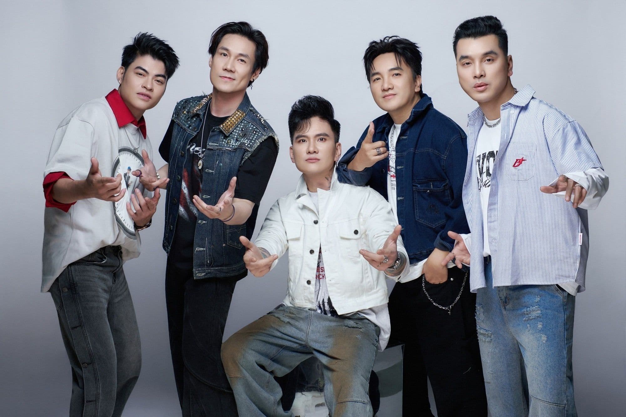 Nhóm người liên quan đến hoạt động cờ bạc trực tuyến, minh họa cho 'cần câu cơm' từ tai tiếng.