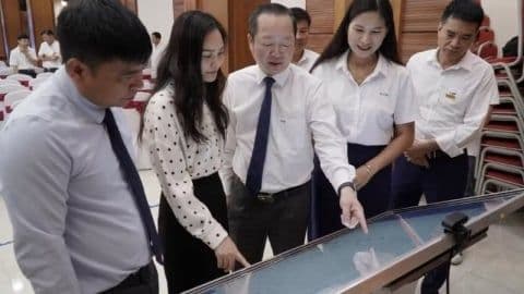 Nhóm người tương tác với màn hình kỹ thuật số lớn, tượng trưng cho sự đổi mới và phát triển đa nền tảng của VTV1 trong kỷ nguyên số.