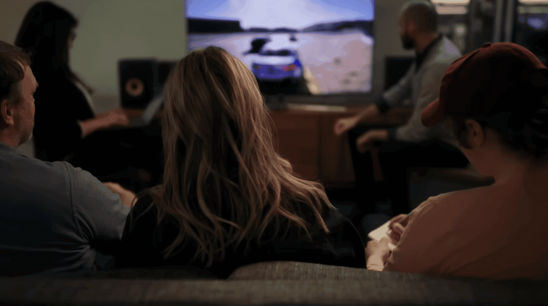 Nhóm người xem một trận đấu game trên màn hình lớn, thể hiện sự tương tác giữa vận động viên và cộng đồng trên nền tảng số.