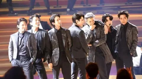 Nhóm nhạc BTS biểu diễn trên sân khấu lễ trao giải Grammy, tượng trưng cho thành công toàn cầu của K-pop và điện ảnh Việt Nam học hỏi.