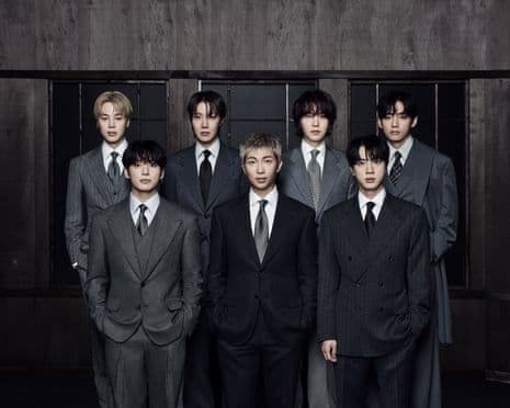 Nhóm nhạc BTS trong trang phục vest lịch lãm, thể hiện sự trưởng thành và bản sắc âm nhạc trong album Arirang