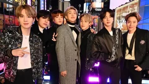 Nhóm nhạc K-pop BTS tạo dáng tại Quảng trường Thời đại ở New York, tượng trưng cho sự gắn kết số toàn cầu và tương lai của fandom.