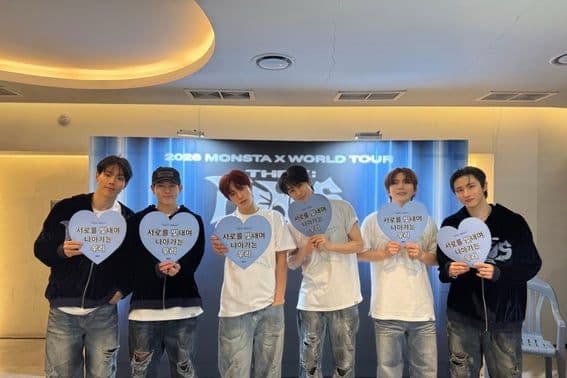 Nhóm nhạc MONSTA X với biểu cảm vui vẻ, tượng trưng cho niềm hạnh phúc và sự gắn kết trong dịp Tết.